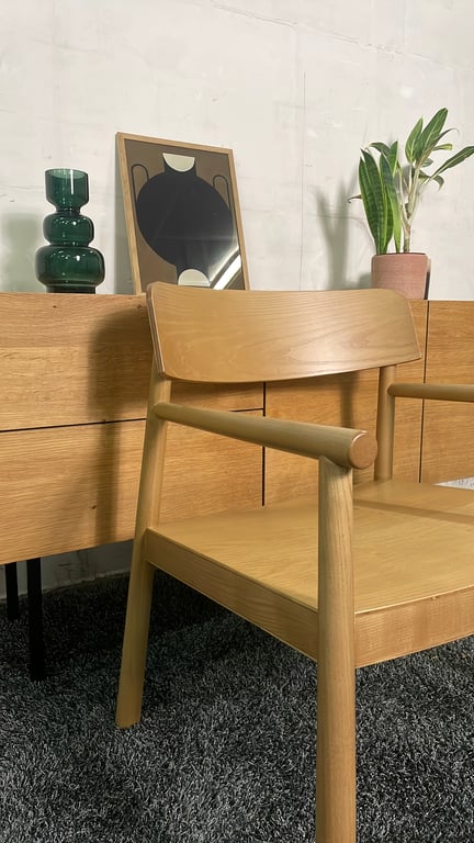 Fauteuil scandinave en bois clair - ambiance