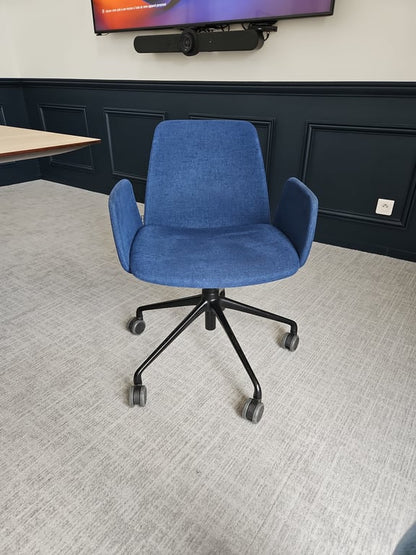 Chaise de réunion avec roulettes et accoudoirs, couleur Smalt