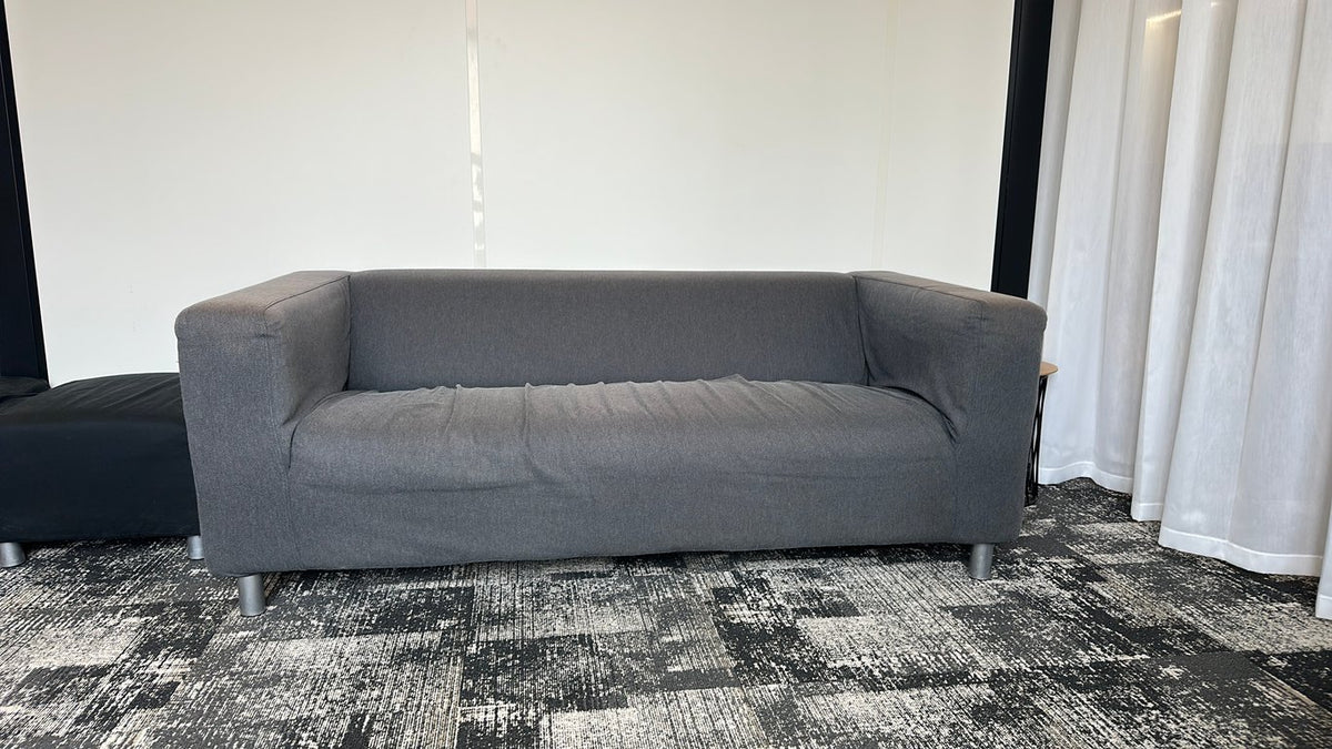 Canapé rectangulaire en tissu gris avec accoudoirs - face