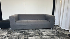 Canapé rectangulaire en tissu gris avec accoudoirs - face