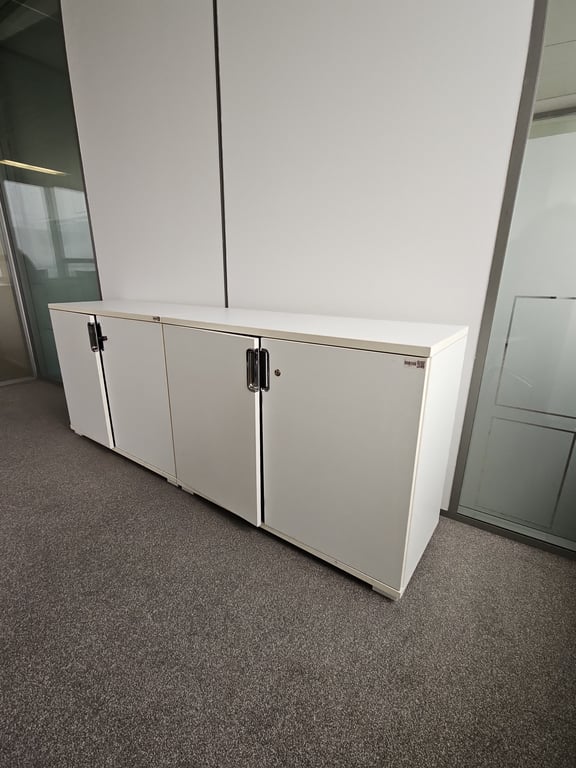 Armoire basse avec clés