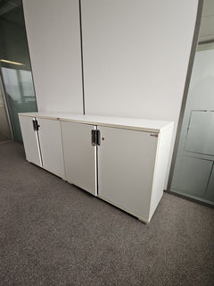 Armoire basse avec clés