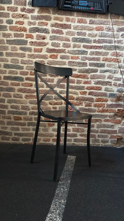 Chaise de réunion en métal avec dossier plein et piètement droit - 3-4
