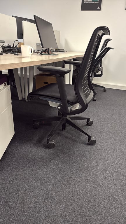 Fauteuil de bureau en tissu noir et résille - 3-4