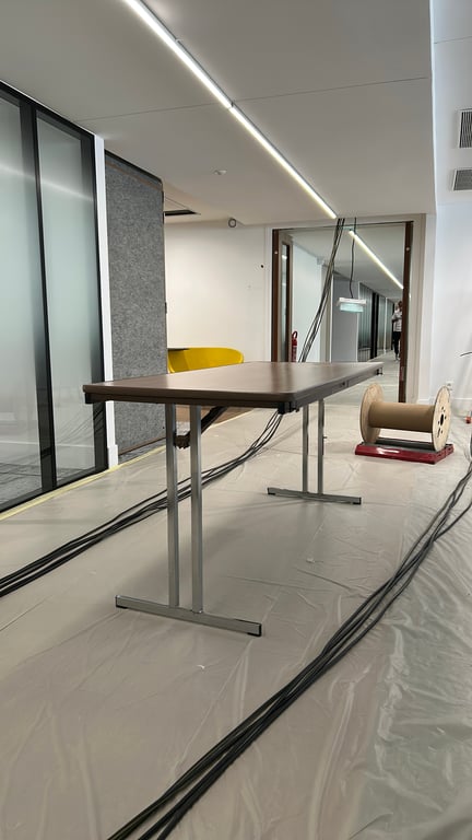 Bureau droit en bois mélaminé chêne foncé et métal greychrome, 150x70 cm - 3-4
