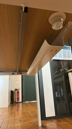 Bureau droit 120x60 clair avec obturateur et goulotte - ambiance