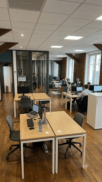 Bureau droit 120x60 clair avec obturateur et goulotte