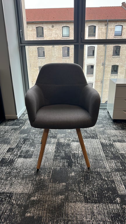 Chaise de réunion en tissu gris - face