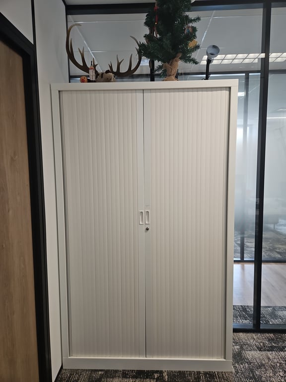 Armoire haute avec rideaux - face