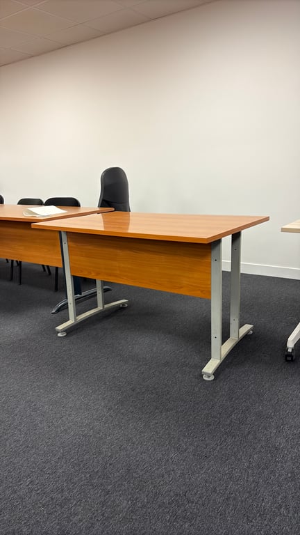 Bureau droit 120x80 - Bois brun rougeâtre et Métal gris clair - 3-4