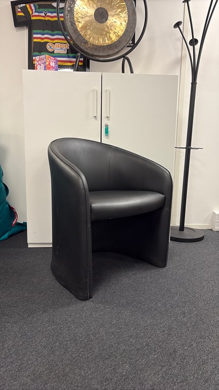 Fauteuil en cuir noir avec accoudoirs - 3-4