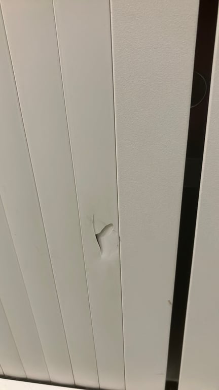 Armoire basse blanche avec portes à rideaux