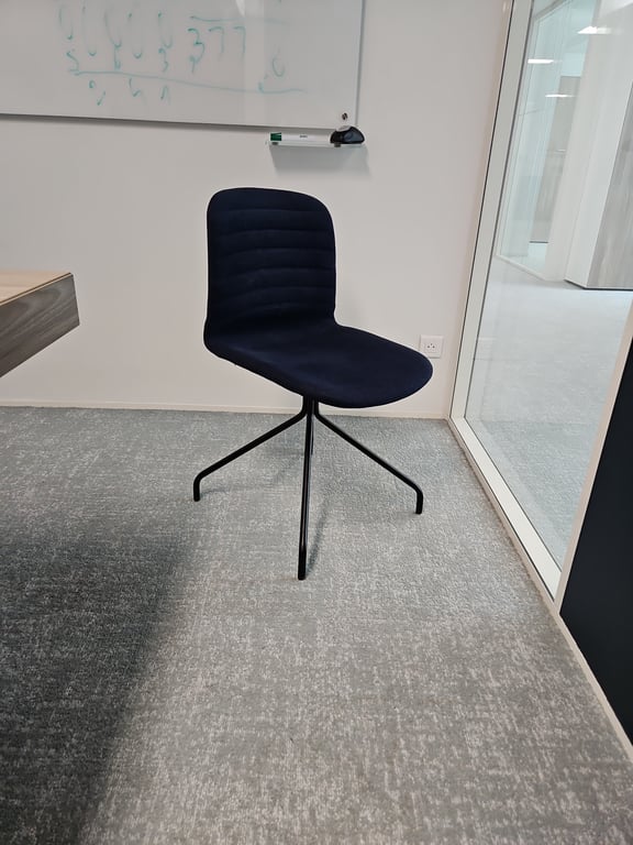 Chaise de réunion avec dossier plein et piètement droit