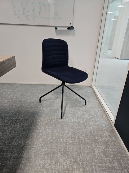 Chaise de réunion avec dossier plein et piètement droit