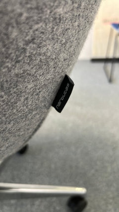Chaise de réunion en forme de coque avec roulettes et accoudoirs