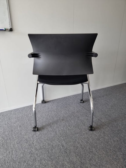 Chaise de réunion avec roulettes et accoudoirs