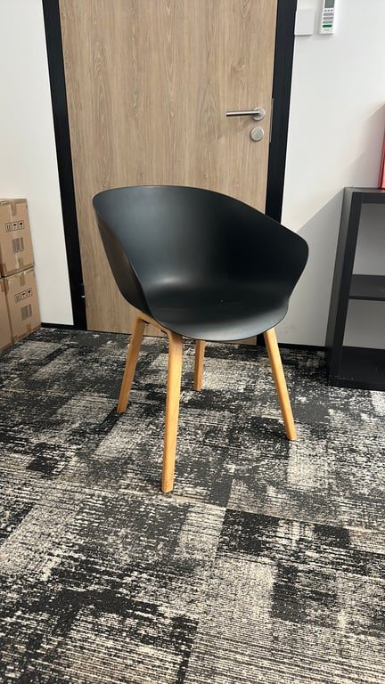 Chaise de réunion - coque plastique noir et pieds couleur chêne - 3-4