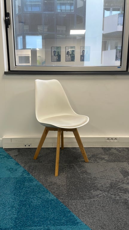 Chaise de réunion en cuir blanc avec pieds en bois - 3-4