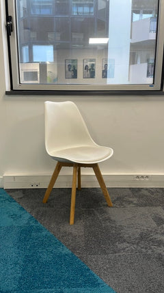 Chaise de réunion en cuir blanc avec pieds en bois - 3-4