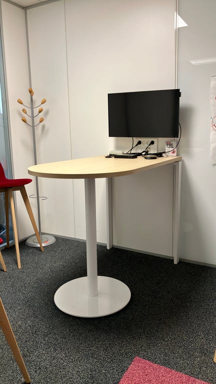Demi lune - Table haute en bois avec pieds en métal - 3-4