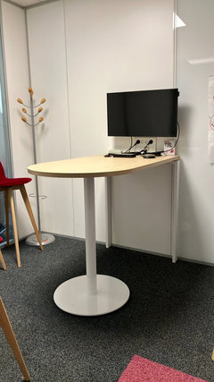 Demi lune - Table haute en bois avec pieds en métal - 3-4