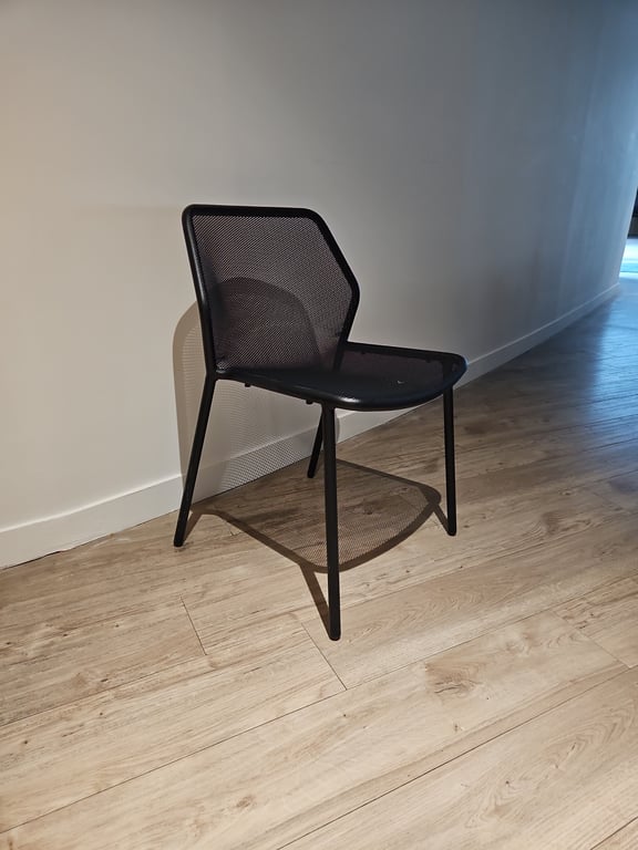 Chaise de cafétéria métal noir empilable - 3-4