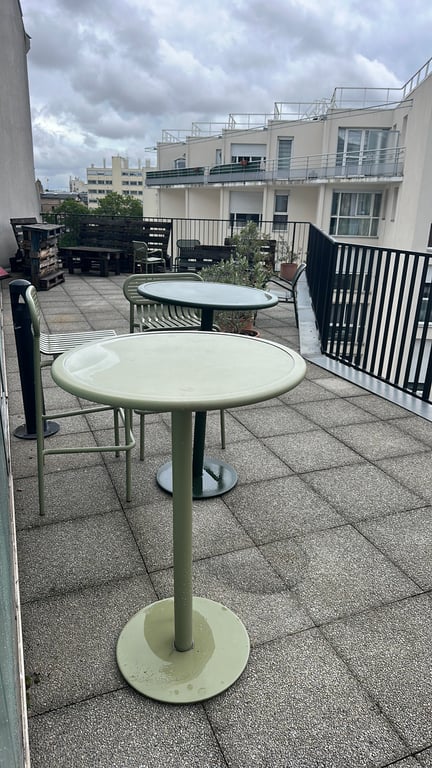 Table haute ronde 70x70 en métal vert - ambiance
