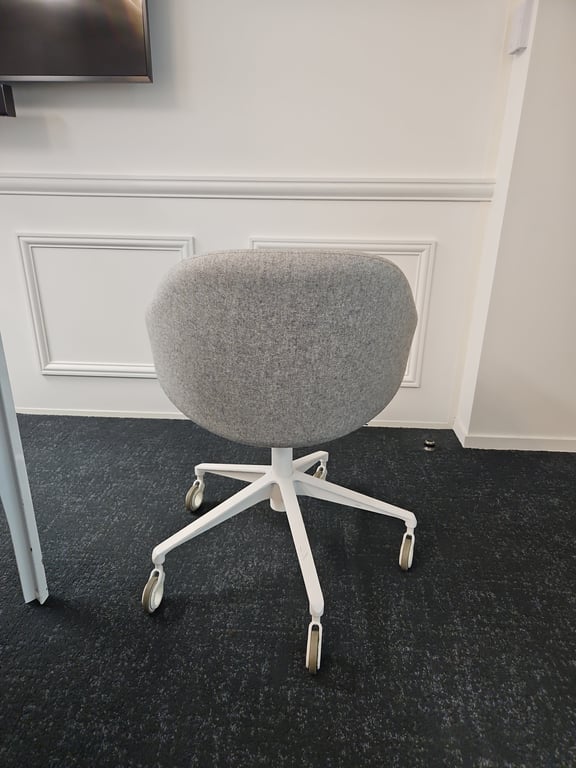 Chaise de réunion avec roulettes et accoudoirs
