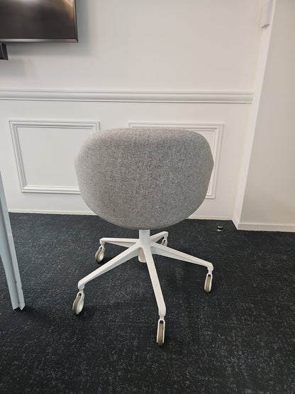 Chaise de réunion avec roulettes et accoudoirs