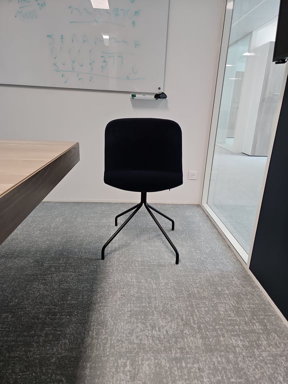 Chaise de réunion avec dossier plein et piètement droit