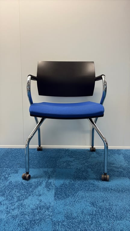 Chaise de réunion avec accoudoirs et roulettes