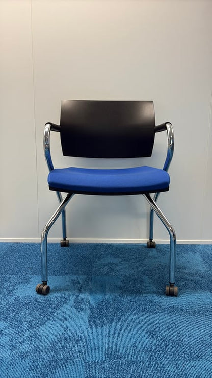 Chaise de réunion avec accoudoirs et roulettes