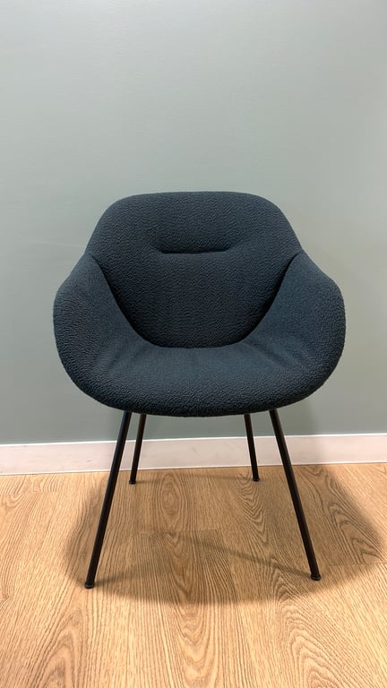 Fauteuil avec accoudoirs en métal et tissu saphir - face