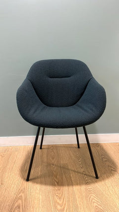 Fauteuil avec accoudoirs en métal et tissu saphir - face