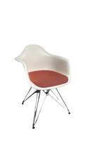 Chaise Vitra Eames Fiberglass Armchair Dar coussin terracotta