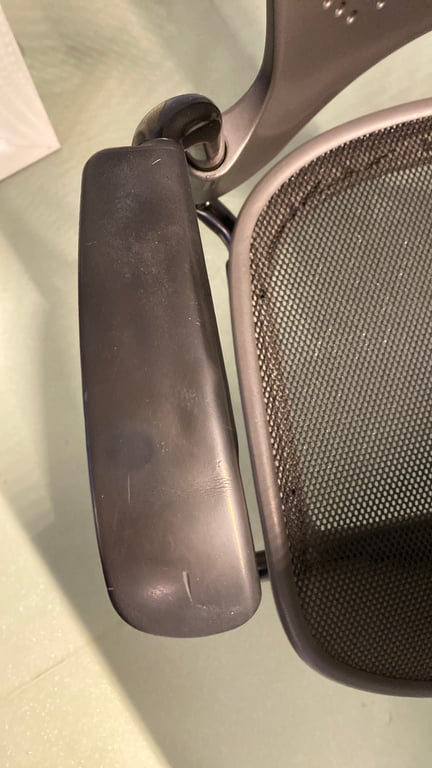 Chaise de réunion en résille avec accoudoirs et roulettes