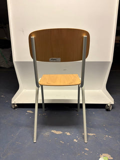 Chaise de réunion en bois avec piètement droit en métal