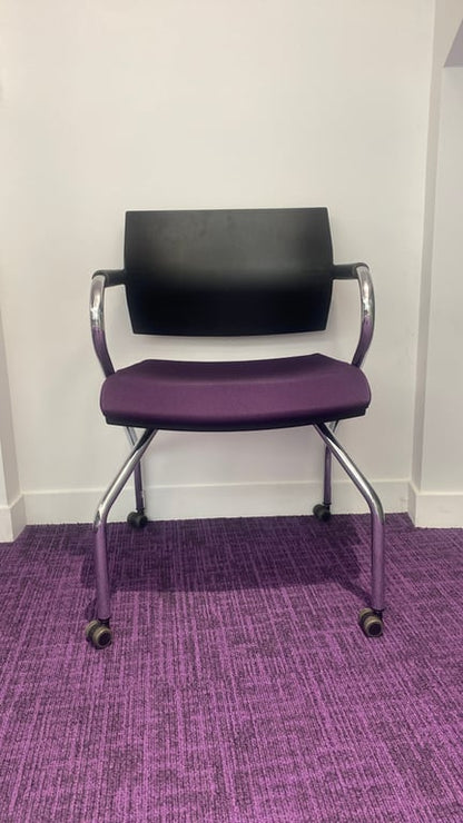 Chaise de réunion avec accoudoirs et roulettes