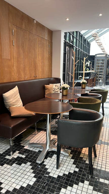 Table de cafétéria ronde 70x70 bois mélaminé - ambiance