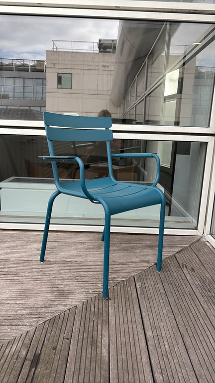Chaise d'extérieur bleue en métal