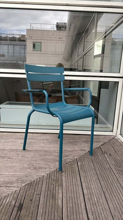 Chaise d'extérieur bleue en métal