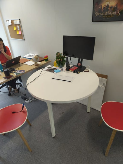 Table de réunion ronde avec accès intégré
