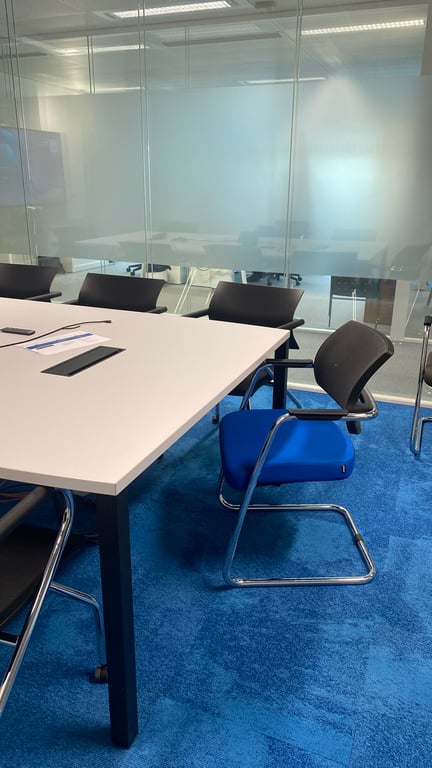 Chaise de réunion avec dossier en résille et accoudoirs
