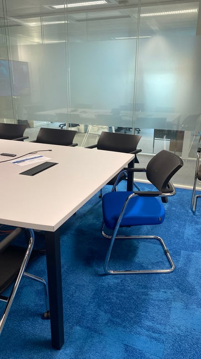 Chaise de réunion avec dossier en résille et accoudoirs