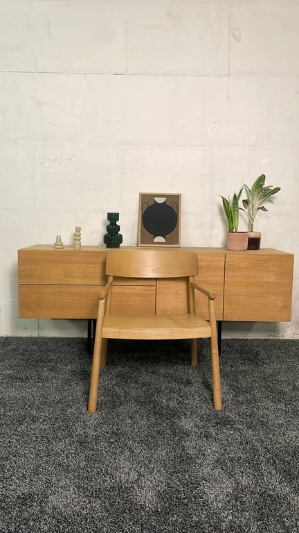 Fauteuil scandinave en bois clair - face