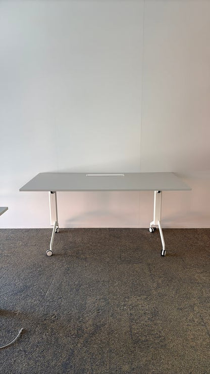 Table polyvalente rectangulaire avec accès et roulettes