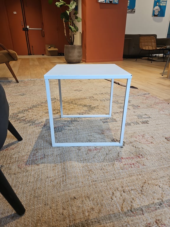 Table basse en métal blanc