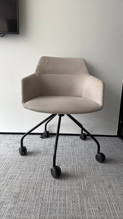 Chaise de réunion en coque avec roulettes