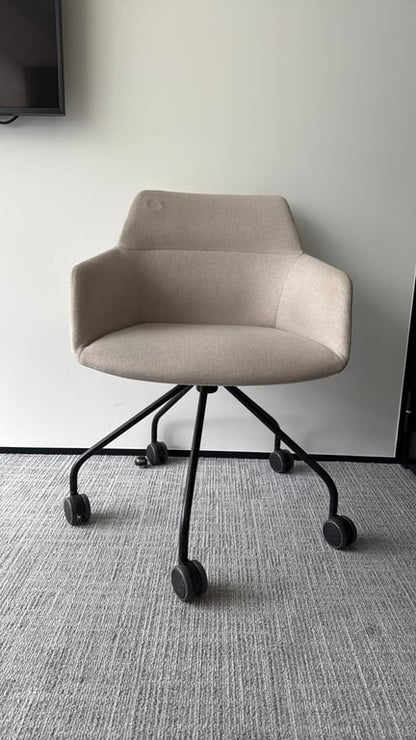 Chaise de réunion en coque avec roulettes