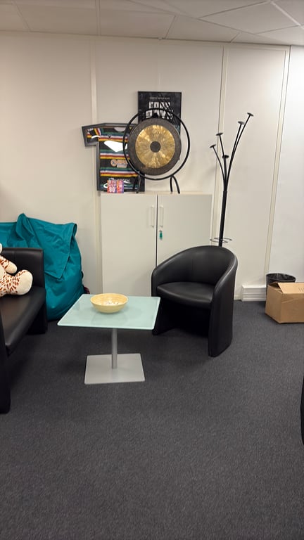 Fauteuil en cuir noir avec accoudoirs - 3-4